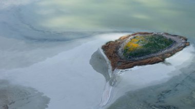Yarisli Gölü 'nün sabah ışığında farklı dokusu ve güney Trkiye' deki Burdur kenti yakınlarında eşsiz kıyı şekilleriyle çeşitli insansız hava araçları görüntüleri çekildi.