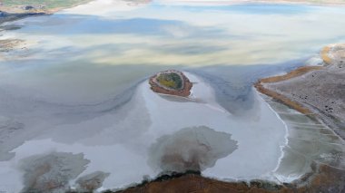 Yarisli Gölü 'nün sabah ışığında farklı dokusu ve güney Trkiye' deki Burdur kenti yakınlarında eşsiz kıyı şekilleriyle çeşitli insansız hava araçları görüntüleri çekildi.