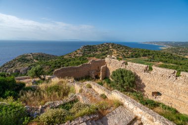Rodos Yunanistan 'ın havadan görüntüsü, turkuaz deniz tekneleri ve plajlı körfez manzaralı.