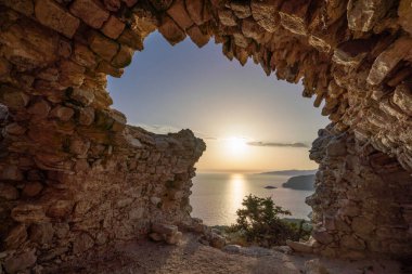 Rodos Yunanistan 'ın havadan görüntüsü, turkuaz deniz tekneleri ve plajlı körfez manzaralı.