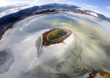 Yarisli Gölü 'nün sabah ışığında farklı dokusu ve güney Trkiye' deki Burdur kenti yakınlarında eşsiz kıyı şekilleriyle çeşitli insansız hava araçları görüntüleri çekildi.