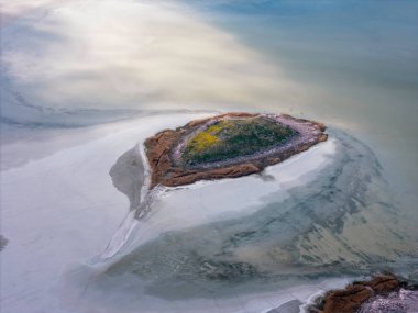 Yarisli Gölü 'nün sabah ışığında farklı dokusu ve güney Trkiye' deki Burdur kenti yakınlarında eşsiz kıyı şekilleriyle çeşitli insansız hava araçları görüntüleri çekildi.