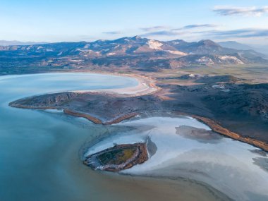 Yarisli Gölü 'nün sabah ışığında farklı dokusu ve güney Trkiye' deki Burdur kenti yakınlarında eşsiz kıyı şekilleriyle çeşitli insansız hava araçları görüntüleri çekildi.