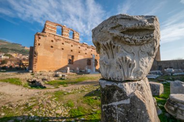 Bergama 'dan Kızıl Kilise Pergamon Şehir Harabeleri. Çeşitli açılardan çekilmiş fotoğraflar.