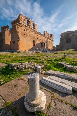 Bergama 'dan Kızıl Kilise Pergamon Şehir Harabeleri. Çeşitli açılardan çekilmiş fotoğraflar.