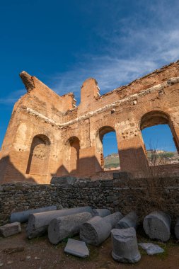 Bergama 'dan Kızıl Kilise Pergamon Şehir Harabeleri. Çeşitli açılardan çekilmiş fotoğraflar.