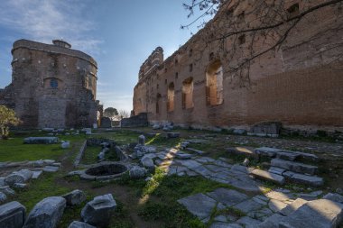 Bergama 'dan Kızıl Kilise Pergamon Şehir Harabeleri. Çeşitli açılardan çekilmiş fotoğraflar.