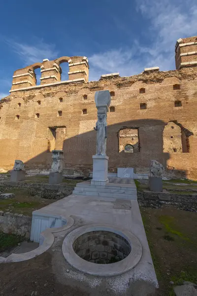 Bergama 'dan Kızıl Kilise Pergamon Şehir Harabeleri. Çeşitli açılardan çekilmiş fotoğraflar.