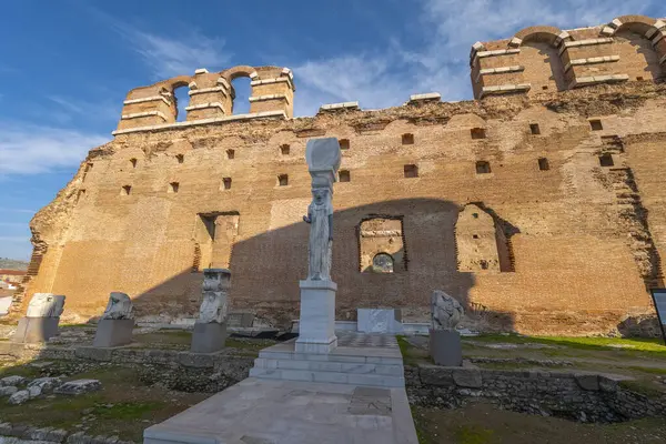 Bergama 'dan Kızıl Kilise Pergamon Şehir Harabeleri. Çeşitli açılardan çekilmiş fotoğraflar.