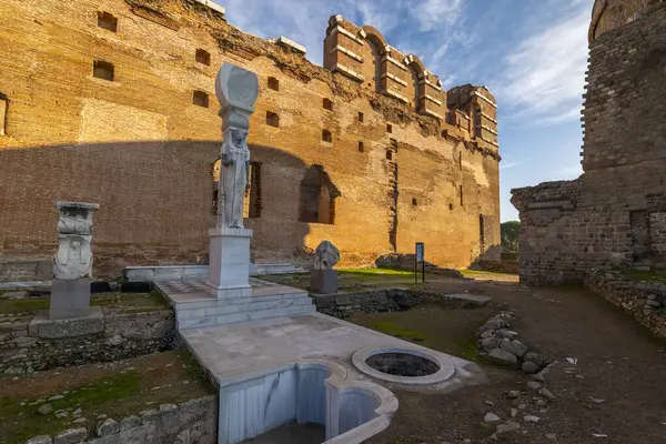 Bergama 'dan Kızıl Kilise Pergamon Şehir Harabeleri. Çeşitli açılardan çekilmiş fotoğraflar.
