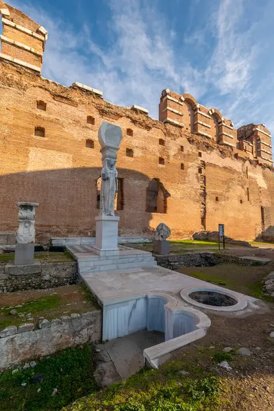 Bergama 'dan Kızıl Kilise Pergamon Şehir Harabeleri. Çeşitli açılardan çekilmiş fotoğraflar.