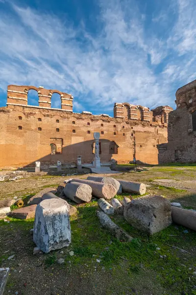Bergama 'dan Kızıl Kilise Pergamon Şehir Harabeleri. Çeşitli açılardan çekilmiş fotoğraflar.