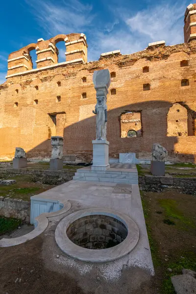 Bergama 'dan Kızıl Kilise Pergamon Şehir Harabeleri. Çeşitli açılardan çekilmiş fotoğraflar.