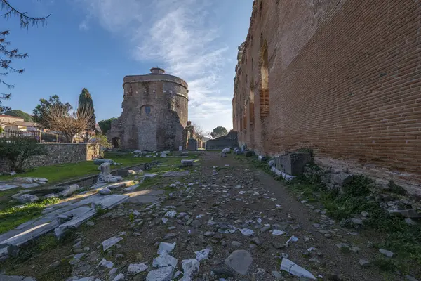 Bergama 'dan Kızıl Kilise Pergamon Şehir Harabeleri. Çeşitli açılardan çekilmiş fotoğraflar.