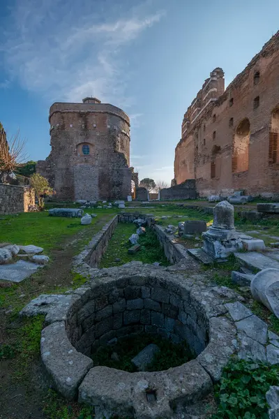 Bergama 'dan Kızıl Kilise Pergamon Şehir Harabeleri. Çeşitli açılardan çekilmiş fotoğraflar.