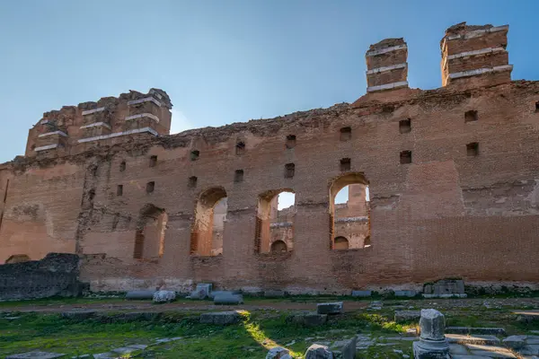 Bergama 'dan Kızıl Kilise Pergamon Şehir Harabeleri. Çeşitli açılardan çekilmiş fotoğraflar.