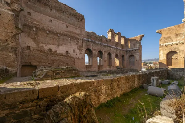 Bergama 'dan Kızıl Kilise Pergamon Şehir Harabeleri. Çeşitli açılardan çekilmiş fotoğraflar.