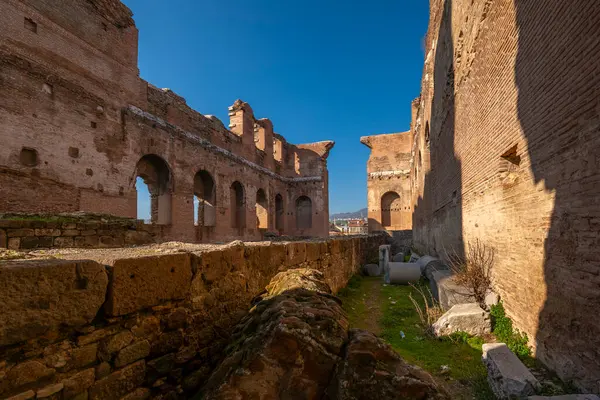 Bergama 'dan Kızıl Kilise Pergamon Şehir Harabeleri. Çeşitli açılardan çekilmiş fotoğraflar.