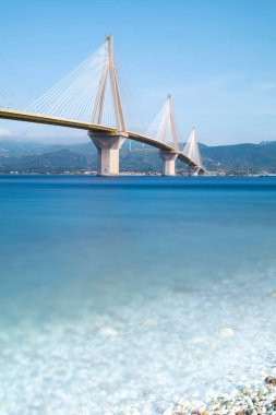 Rio Antirio Köprüsü, Mora yarımadasını Yunanistan 'daki anakaraya bağlıyor