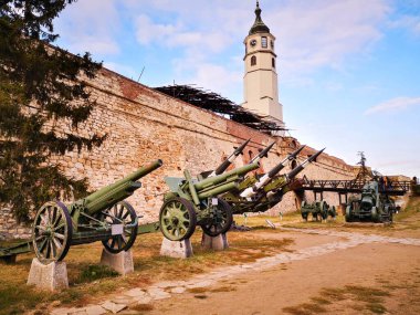 Açık hava savaş müzesinde tarla silahları ve roketler