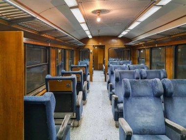 Ahşap kaplamalı eski yolcu vagonu.