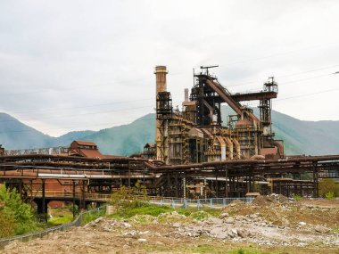 Terk edilmiş çelik fabrikaları, patlama fırınları.