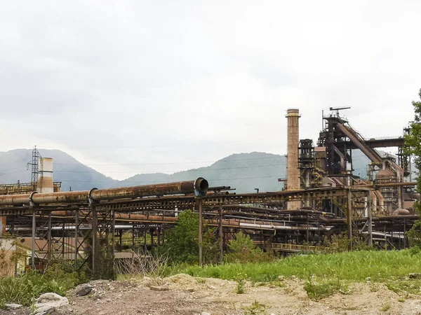 Terk edilmiş çelik fabrikaları, patlama fırınları.