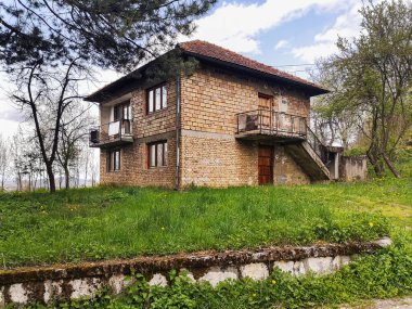 Yeşil bahçesi olan güzel ama terk edilmiş bir ev.