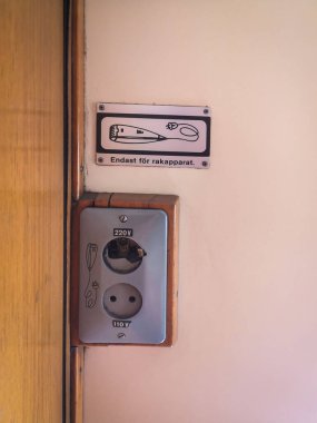 Yolcu treninde elektrikli traş makinesi için eski bir şarkı