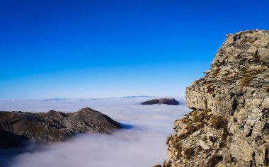 Sis kaplı vadinin sağ ve mavi gökyüzüyle görüntüsü