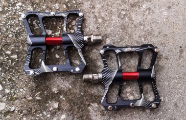 İğneli siyah alüminyum pedallar