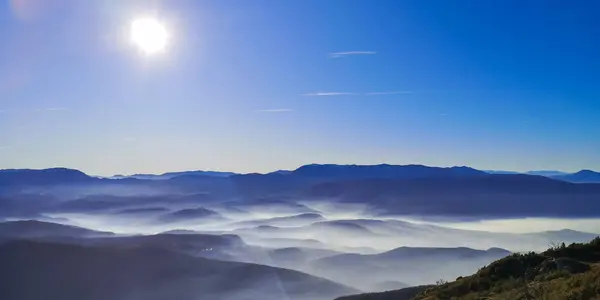Sunlit Valley Shrouded Mist — Stock Photo, Image