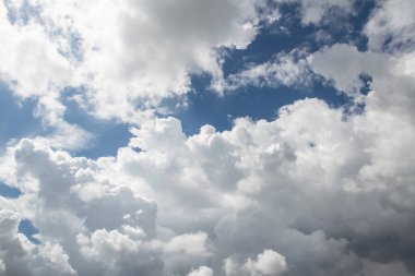 Koyu beyaz ve gri stratocumulus bulutları ve yazın Florida üzerinde mavi bir gökyüzü.