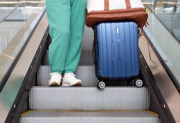 Voyageur Dans Des Vêtements Confortables Debout Sur Escalator Ascendant Aéroport — Photo