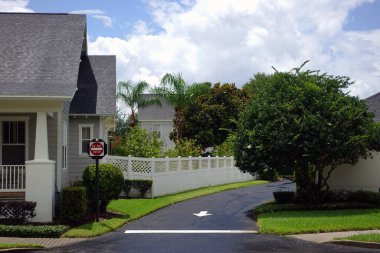 Florida 'da bir yerleşim bölgesinde yola ya da sokağa tek yönlü ok sembolü çizilmiş.