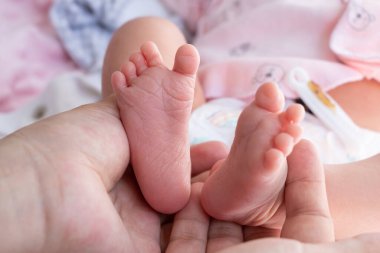 Yeni doğmuş ayaklar ve el fotoğrafı. Yüksek kalite fotoğraf