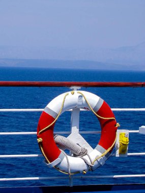 Denizcilik gemisinde hayat kurtaran, yolcu koruması sağlayan ve denizde kurtarma yapan gemi, sakin bir denizde yol alır..