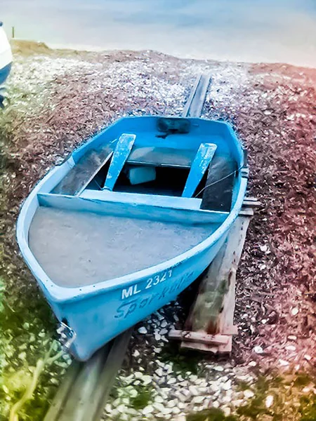 Zonnig Strand Scène Met Houten Blauw Gekleurde Boot Uit Zee — Stockfoto