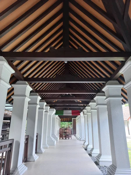 Διάδρομος Ενός Ξενοδοχείου Φαίνεται Όμορφο Ξύλο Teak Και Γοητευτικό Πυλώνες — Φωτογραφία Αρχείου