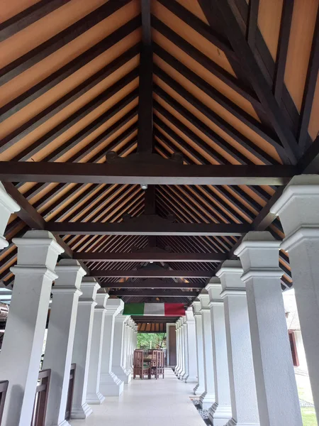 Διάδρομος Ενός Ξενοδοχείου Φαίνεται Όμορφο Ξύλο Teak Και Γοητευτικό Πυλώνες — Φωτογραφία Αρχείου