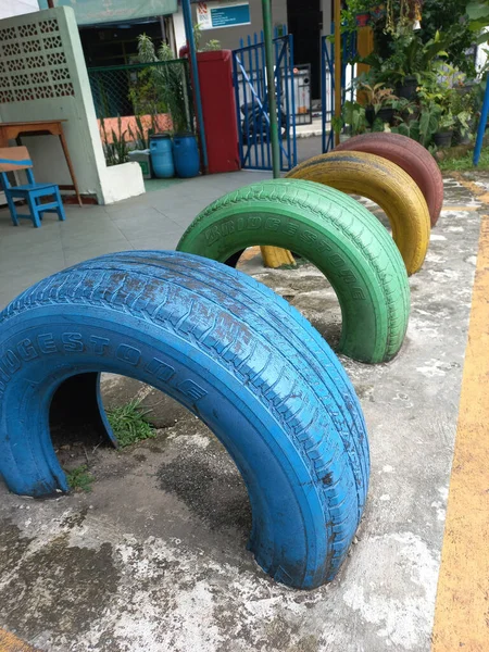 Bunte Reifen Für Kinder Die Von Einem Reifen Zum Anderen — Stockfoto