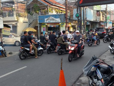 Mübarek bayramı yaklaştığı için sokaklar motosikletle dolu.