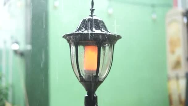 一盏花园的灯 暴露在大雨中 看起来棒极了 — 图库视频影像