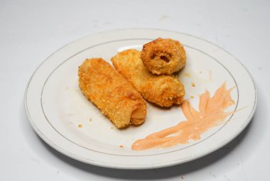 Risol tipik bir Endonezya yemeğidir. İçindekiler bir kat sagu ile sarılmış, genellikle sadece ek menü olarak servis edilir..