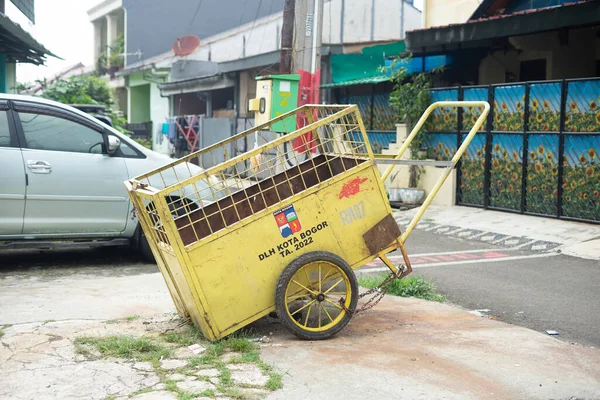 Ein Müllwagen Besitz Von Anwohnern Der Von Der Lokalen Regierung — Stockfoto