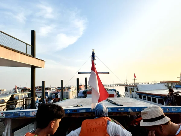 April 2023 Flattert Eine Indonesische Flagge Auf Einem Kleinen Seeschiff — Stockfoto