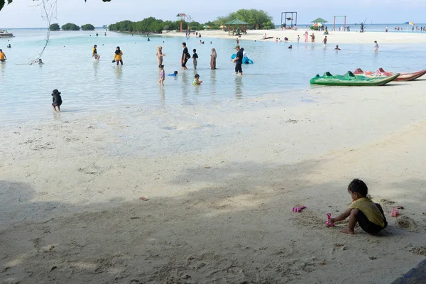 Los Niños Algunas Personas Que Están Jugando Playa Pari Island — Foto de Stock
