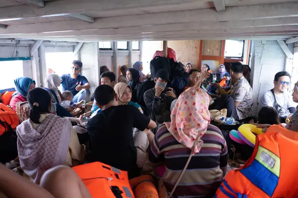 Einem Passagierschiff Mit Dutzenden Menschen Auf Dem Weg Zur Insel — Stockfoto