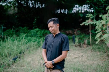 Cüzdanını sokakta kaybettiği için üzgün görünen bir adam.