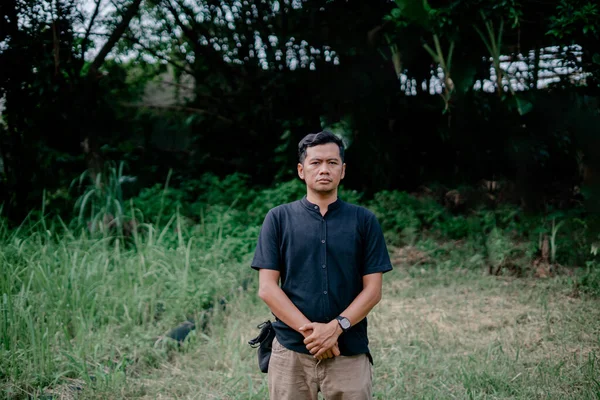 Hombre Que Vigila Tierra Alguien Pantano — Foto de Stock